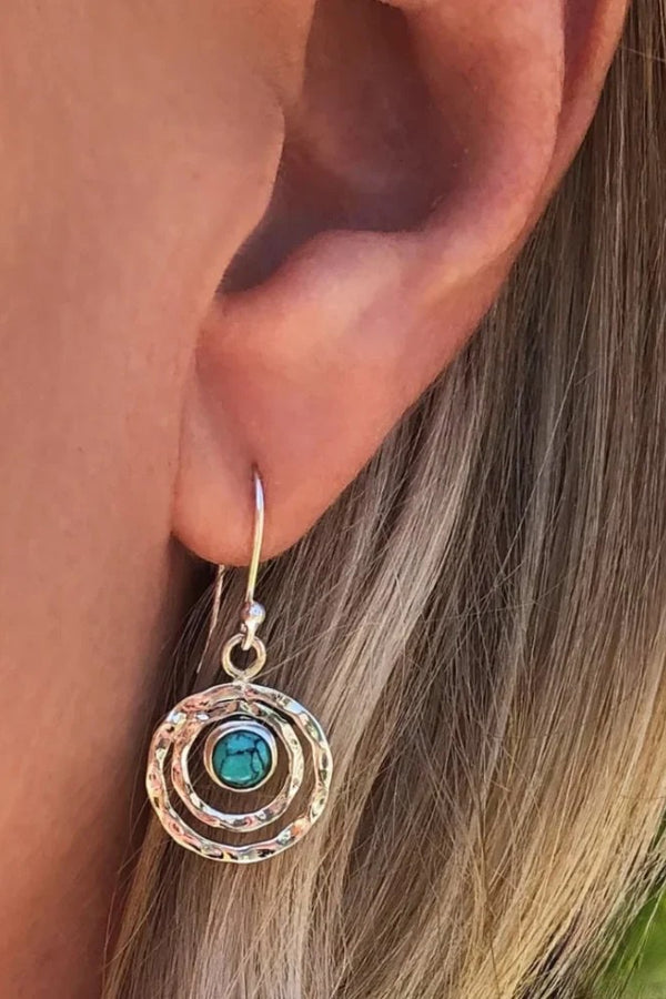 Boho Saturn Ohrringe mit türkisem Stein in Silber & Gold