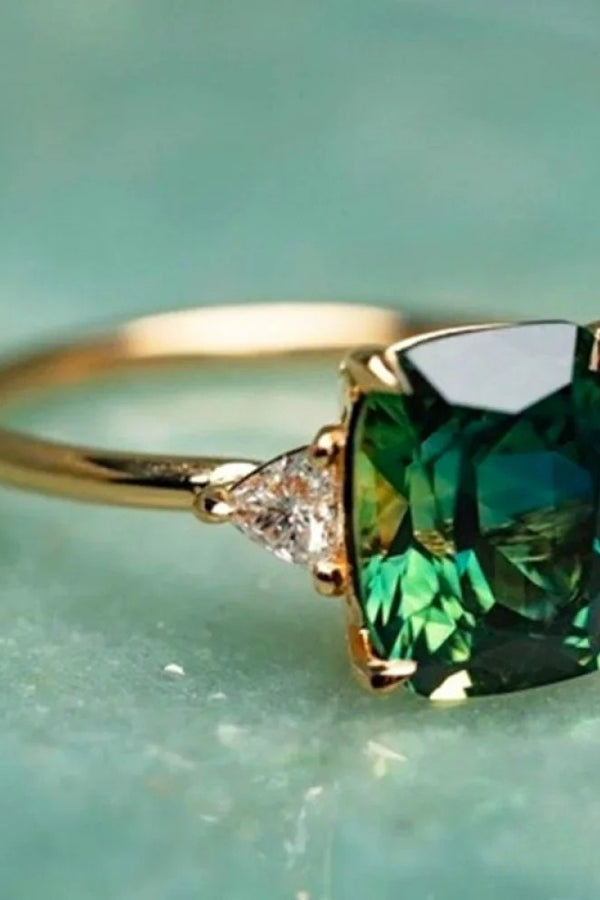 Goldring mit grünem Zirkonia