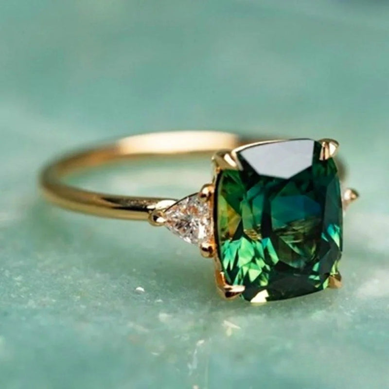 Goldring mit grünem Zirkonia