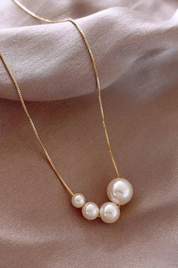 Goldene Kette mit Süßwasserperlen