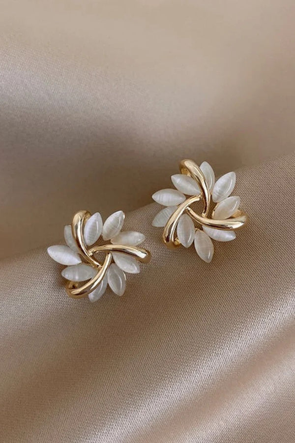 Elegante Goldohrringe mit exquisiten Opal-Blütenmotiven