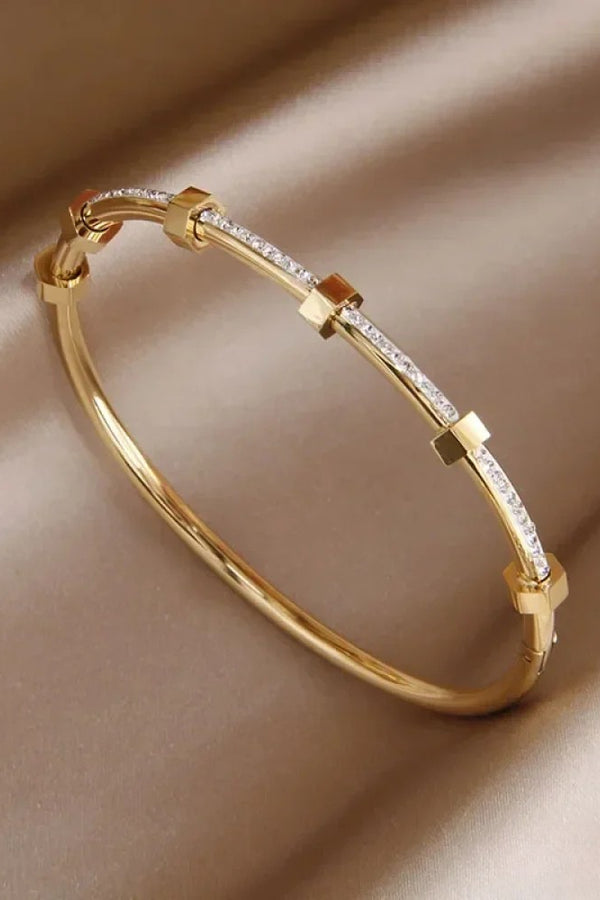 Elegantes Goldenes Armband in Hellem Design