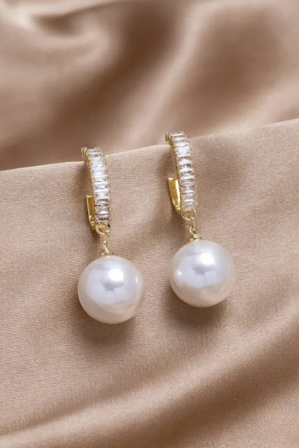 Elegante Ohrringe mit Perlen und Zirkonia