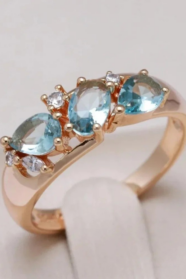 Goldring mit blauen Zirkonia
