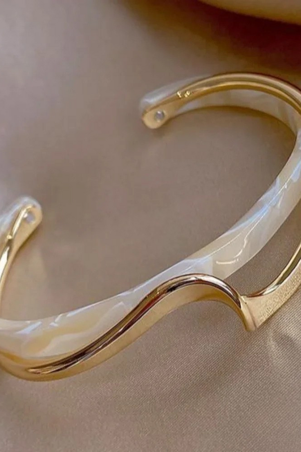 Elegantes Goldenes Armband mit Weißem Opal