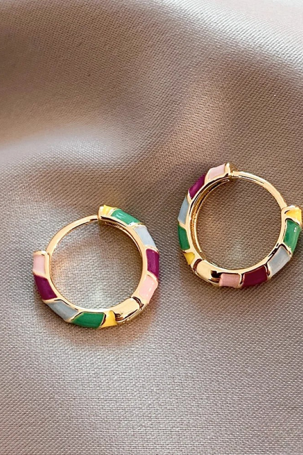 Elegante Goldohrringe mit buntem Emaille