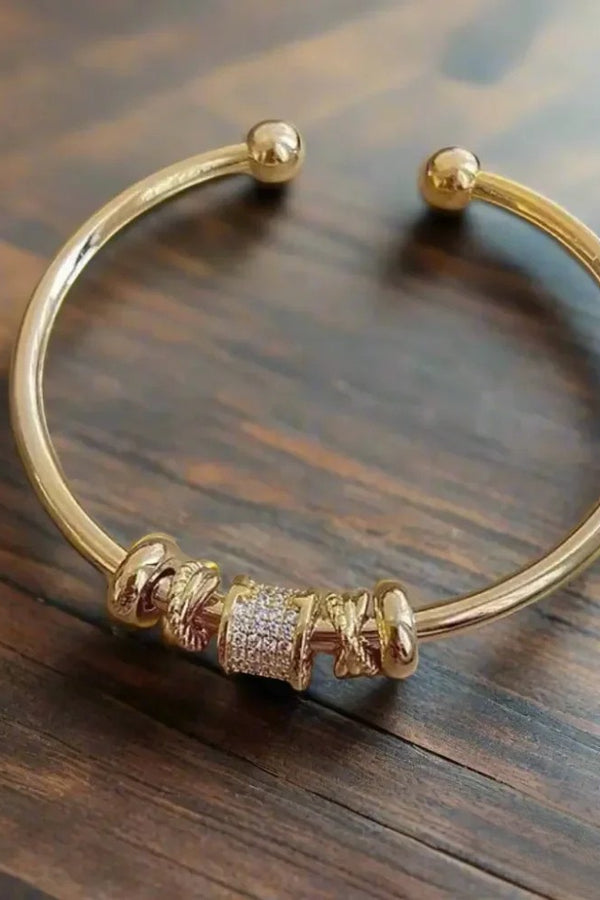 Verstellbares Armband mit goldenen Anhängern