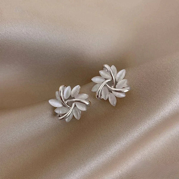 Elegante Goldohrringe mit exquisiten Opal-Blütenmotiven