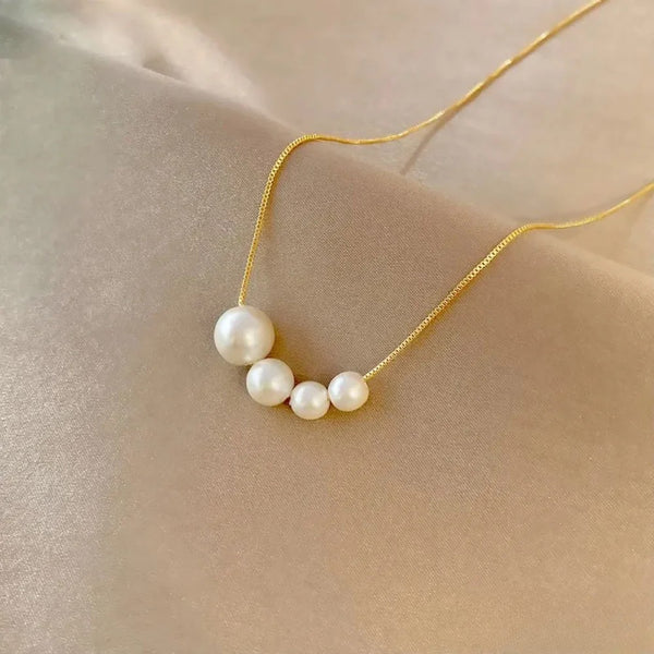 Goldene Kette mit Süßwasserperlen